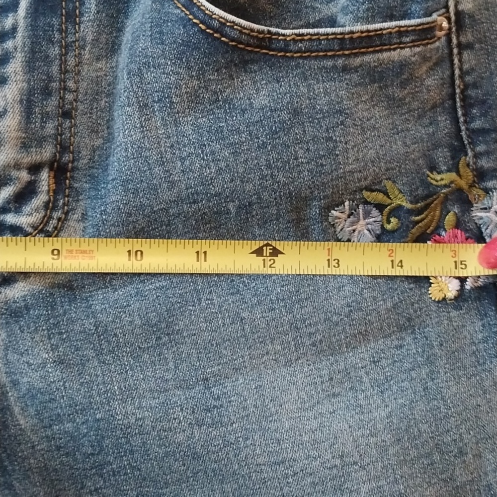 Super Cute Floral Flare Jeans. Size 4 - Picture 10 of 13